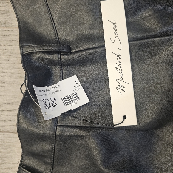 Shorts - Picture 3 of 3